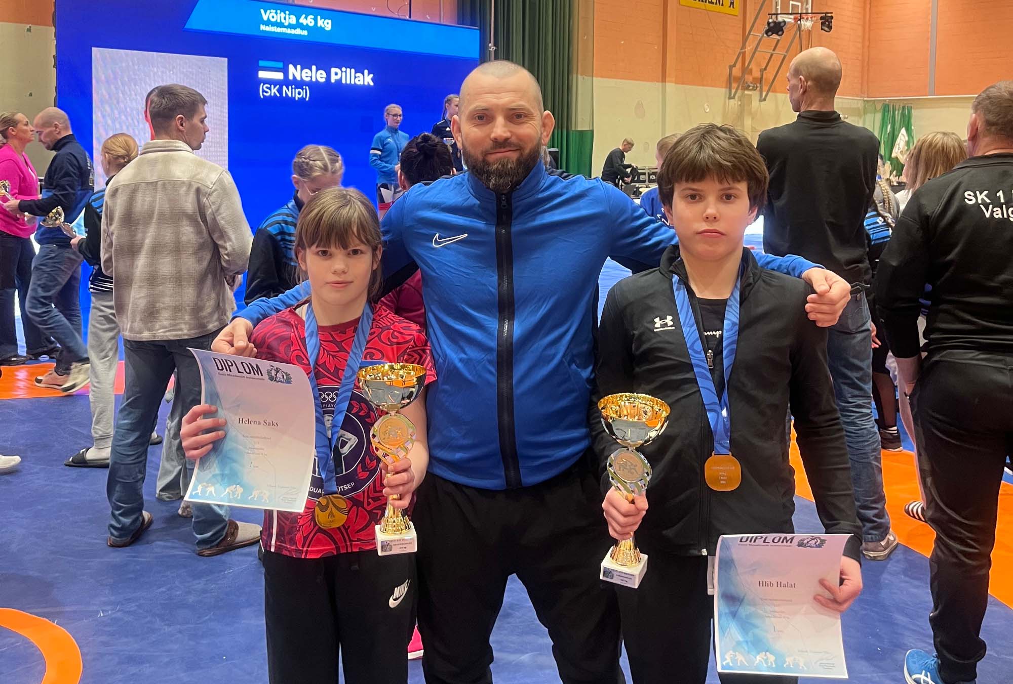 Eesti meistrid koos treeneriga: Helena Saks, Igor Galat, Gleb Galat. Foto: JAANEK LIPS